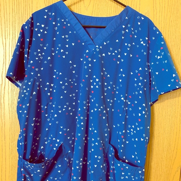 2XL scrub tops. VGUC - Picture 1 of 3